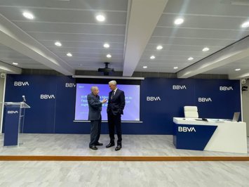 El catedrático emérito de Economía Aplicada de la UAB, Josep Oliver, y el director territorial de BBVA en Catalunya, José Ballester, este lunes en Barcelona.