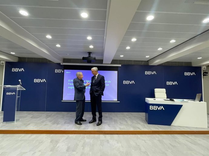 El catedrático emérito de Economía Aplicada de la UAB, Josep Oliver, y el director territorial de BBVA en Catalunya, José Ballester, este lunes en Barcelona.