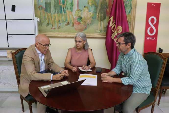 Mesa de trabajo entre el Ayuntamiento de Sevilla y el Colegio de Administradores de Sevilla para coordinar la información que recibirán los vecinos y propietarios del centro en relación con la llegada del Tranvibús.