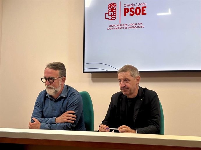 El portavoz socialista, Carlos Fernández Llaneza, y el concejal Juan Álvarez
