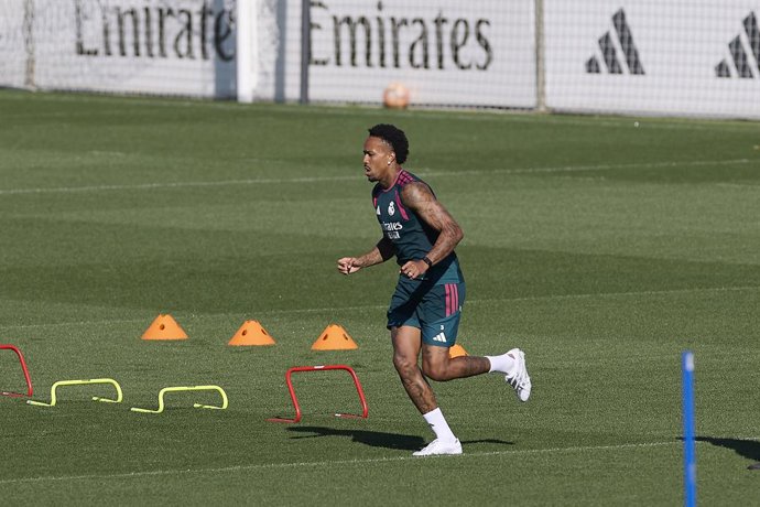 14 de setembro de 2026, Madri, Espanha: Eder Militão (Real Madrid CF) é visto em ação durante um treino na véspera da partida da LaLiga EA SPORTS 2026/2027 entre o Elche CF e o Real Madrid CF.O Real Madrid CF está realizando seu último treino e...