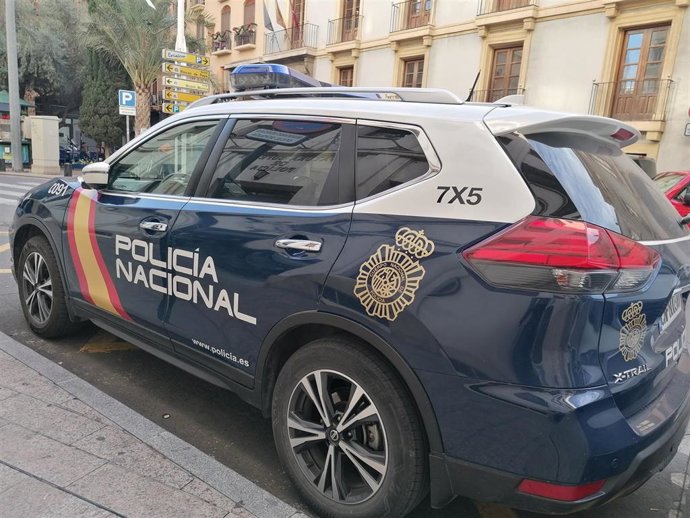 Archivo - Un vehículo de Policía Nacional estacionado