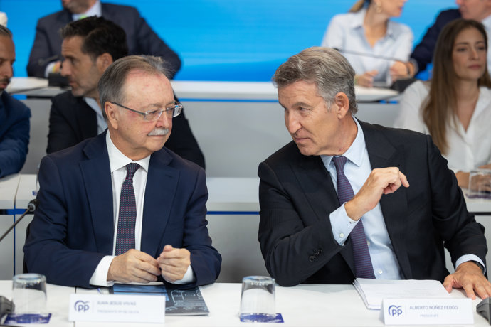 El presidente del Partido Popular, Alberto Núñez Feijóo, junto al presidente de Ceuta, Juan Jesús Vivas, durante la Junta Directiva Nacional del PP, a 28 de septiembre de 2026, en Madrid (España).