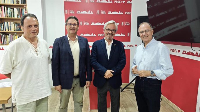El senador socialista por Málaga, Rafael Granados, y el secretario general del PSOE de Rincón de la Victoria, Antonio Sánchez, en rueda de prensa.