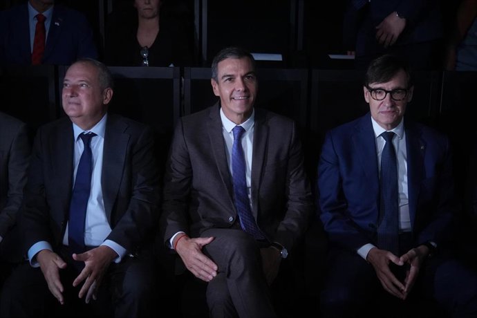 El presidente del Gobierno, Pedro Sánchez, el ministro de Industria, Jordi Hereu, y por el presidente de la Generalitat, Salvador Illa, la presentación del informe 'Vidas Futuras', en el Disseny Hub Barcelona.