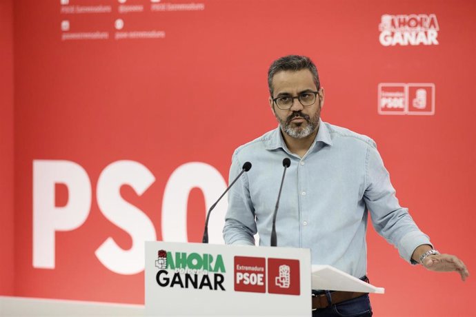 El portavoz del PSOE de Extremadura, Manuel José González Andrade, en rueda de prensa