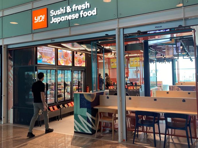 Archivo - Nuevo restaurante de sushi en el Aeropuerto de Barcelona-El Prat.