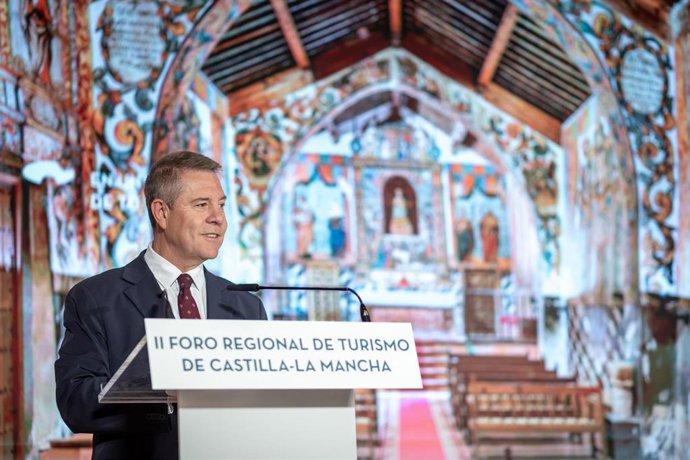 El presidente de Castilla-La Mancha, Emiliano García-Page, entrega, en Sigüenza, los Premios regionales de Turismo y las Placas a los Municipios turísticos de la Región dentro del II Foro regional de Turismo, en el Parador Nacional de Sigüenza.