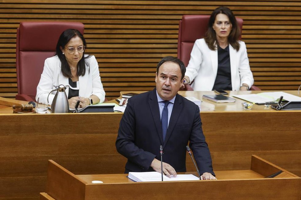 El presidente de la Generalitat Valenciana, Juanfran Pérez Llorca, interviene durante el Debate de Política General de la Comunitat Valenciana, en les Corts Valencianes, a 28 de septiembre de 2026, en Valencia
