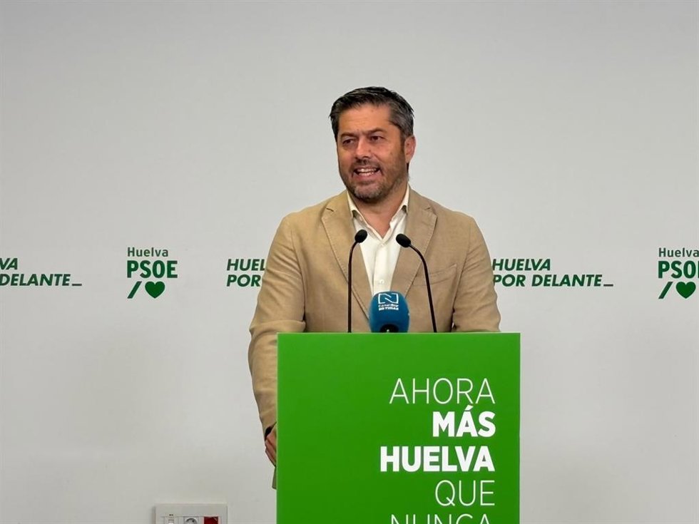 El secretario de Organización del PSOE de Huelva, Francisco Baluffo, este lunes en rueda de prensa.