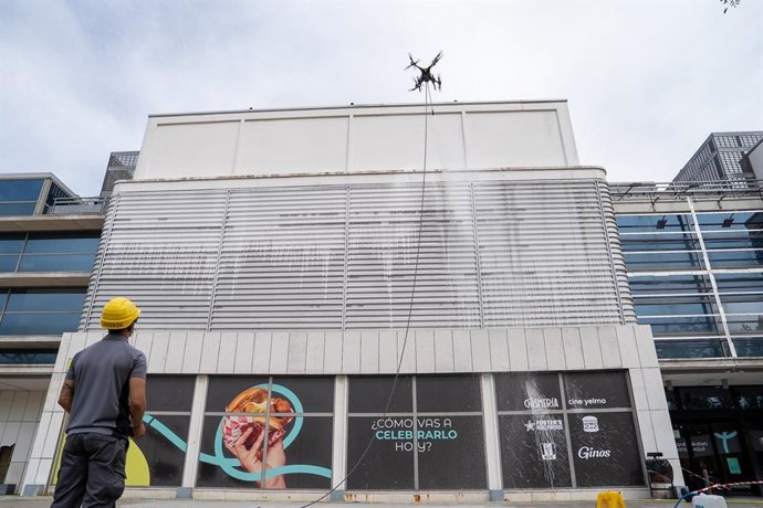 Limpieza de la fachada de Vallsur con drones