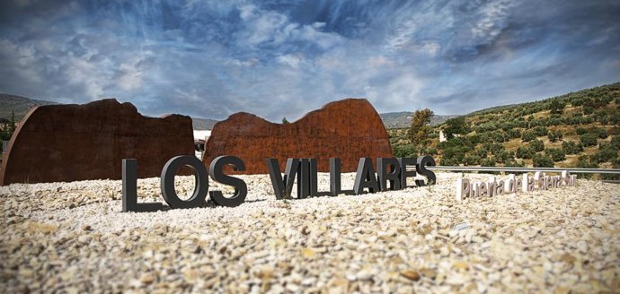Archivo - Rotonda de acceso a Los Villares