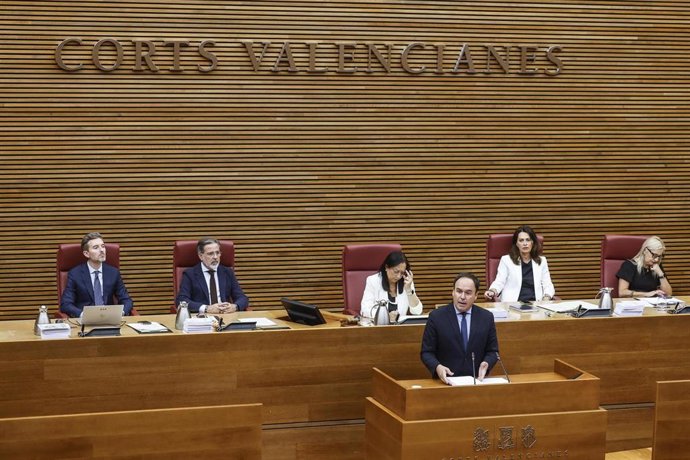 El presidente de la Generalitat Valenciana, Juanfran Pérez Llorca, interviene durante el Debate de Política General de la Comunitat Valenciana, en les Corts Valencianes, a 28 de septiembre de 2026
