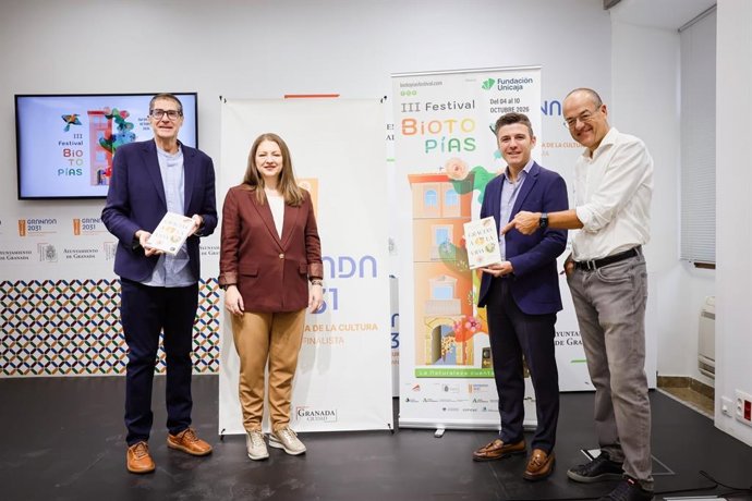 El edil de Cultura, Jorge Saavedra; la representante de Fundación Unicaja, Inmaculada Cano; y los impulsores del festival, Gustavo Gómez y Jesús Lens, durante la presentación del evento que este año distinguirá a MIguel Delibes de Castro.