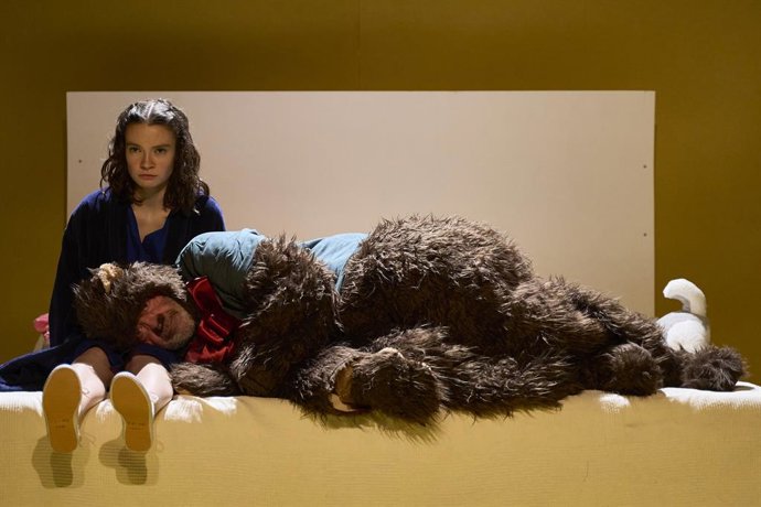 Archivo - El Teatro Rialto de València abre su programación de octubre con el estreno de 'Tristesa i alegria en la vida de les girafes', de Bullanga Companyia de Teatre.