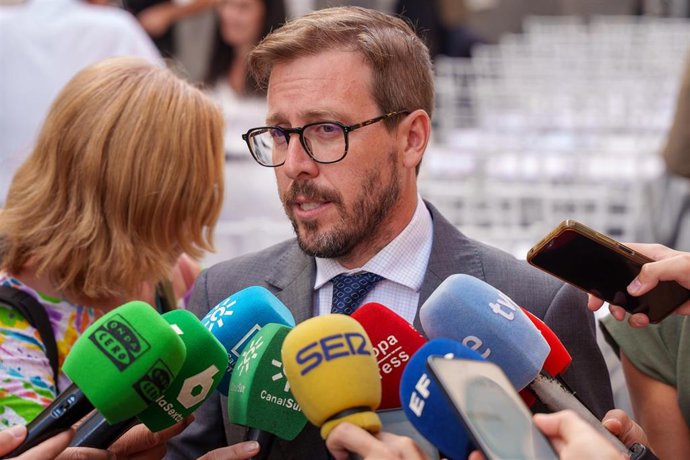 Archivo - El subdelegado del Gobierno, Francisco Toscano, en una atención a medios. Archivo.