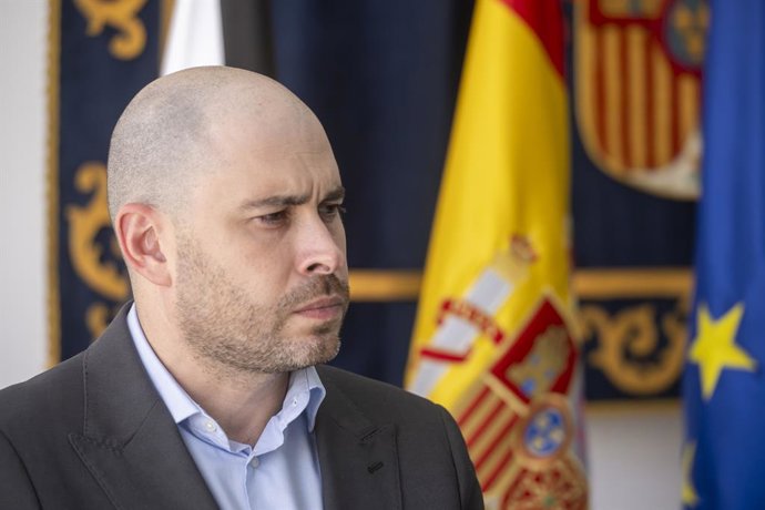 Archivo - Arquivo - O primeiro vice-presidente e ministro da Economia, Comércio e Empresas, Carlos Cuerpo, ao lado do delegado do Governo em Ceuta, Miguel Ángel Pérez Triano, atende à imprensa na Delegação do Governo de Ceuta, em 24 de agosto de 2026, em 