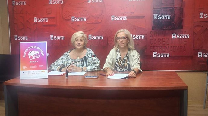 Sonia Giaquinta (izda) y Teresa Valdenebro presentan la campaña comercial de Soria 'Aquí hay premio' .