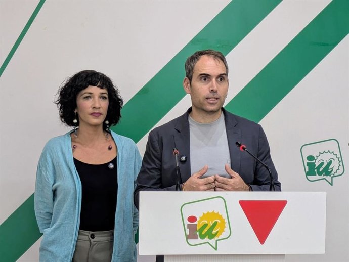 El coordinador general de IU Andalucía, Toni Valero, en rueda de prensa en Málaga.