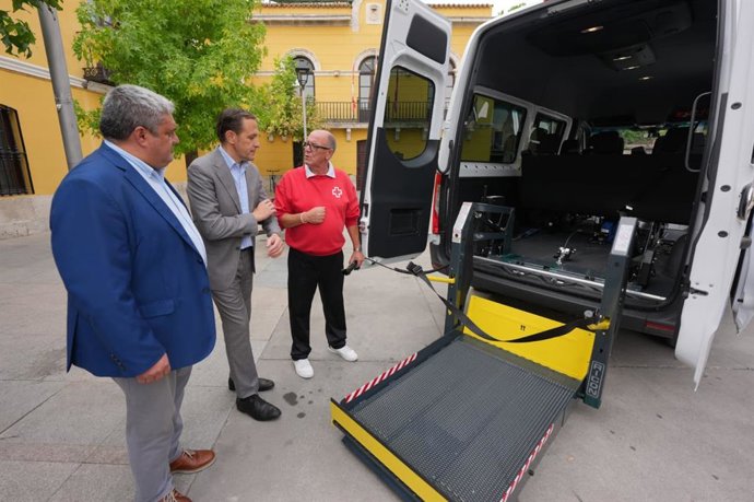 El presidente de la Diputación de Valladolid, Conrado Íscar, ha presentado en Tudela de Duero, junto al alcalde de la localidad, Óscar Rodríguez, en la presentación de las dos furgonetas.