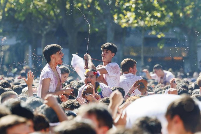 Cientos de personas durante el inicio de las fiestas de San Mateo y 69ª Vendimia Riojana, en la plaza del Ayuntamiento, a 19 de septiembre de 2026, en Logroño, La Rioja (España).