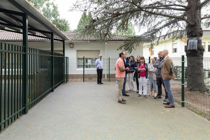 El consejero de Educación, Formación Profesional y Universidades, Sergio Silva, visita el colegio Manuel Liaño de Barreda (Torrelavega) tras haber renovado la cubierta del patio de Infantil