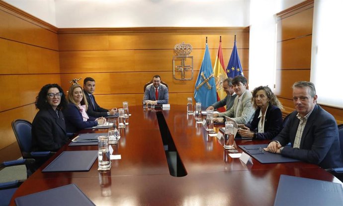 El presidente del Principado de Asturias, Adrián Barbón, presidiendo la reunión del Consejo de Gobierno de este lunes.