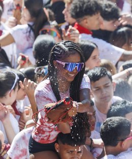 Cientos de personas durante el inicio de las fiestas de San Mateo y 69ª Vendimia Riojana, en la plaza del Ayuntamiento, a 19 de septiembre de 2026, en Logroño, La Rioja (España).