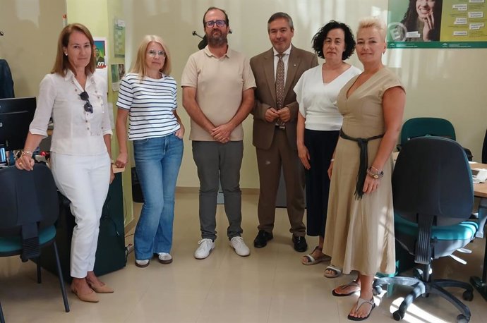 El delegado territorial de Economía, Hacienda, Fondos Europeos y de Universidad, Industria, Energía e Innovación, Gumersindo Fernández, ha visitado el Centro Andaluz de Emprendimiento (CADE) que Andalucía Emprende tiene en Alquife.