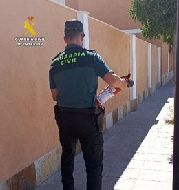 Un agente de la Guardia Civil con un extintor.