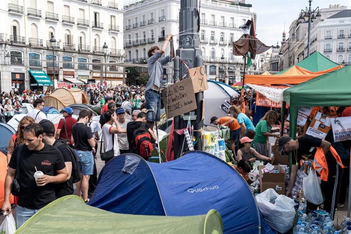 Numerosas personas se concentran en tiendas de campaña para exigir la aprobación de un decreto sobre vivienda, en la Puerta del Sol, a 27 de septiembre de 2026, en Madrid (España). 500 personas han amanecido este domingo en la Puerta del Sol de Madrid tra