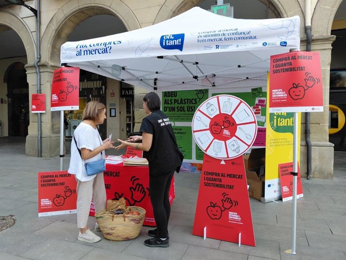 La Diputación de Barcelona entrega 10.000 bolsas reutilizables a 9 mercados para reducir plásticos