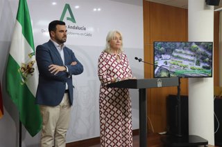 La delegada del Gobierno de la Junta de Andalucía en Cádiz, Mercedes Colombo, informa sobre el Poblado del embalse de Los Hurones, en compañía del delegado territorial de Agricultura, Pesca, Agua y Desarrollo Rural, Francisco Moreno.