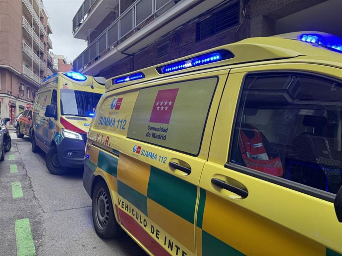 Archivo - Ambulancias del SUMMA 112 en un accidente laboral en Madrid