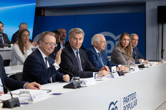 El presidente del Partido Popular, Alberto Núñez Feijóo, junto al presidente de Ceuta, Juan Jesús Vivas, durante la Junta Directiva Nacional del PP, a 28 de septiembre de 2026, en Madrid (España). 