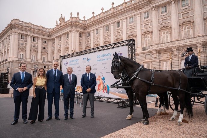 Foto de familia tras la presentación de la Mutua Madrid Horse Week 2026
