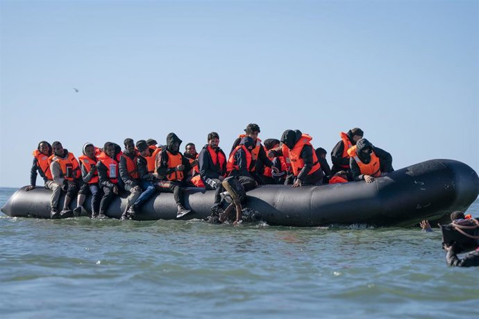 Migrantes a bordo de una lancha taxi en la playa de Berck-sur-Mer, en el norte de Francia, antes de intentar cruzar el Canal de la Mancha.
