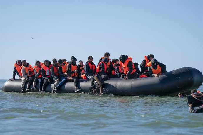 21 de setembro de 2026, Berck, norte da França: Berck, França. Migrantes a bordo de um barco-táxi na praia de Berck-sur-Mer, no norte da França, antes de tentarem atravessar o Canal da Mancha.
