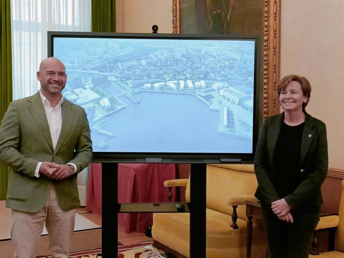La alcaldesa de Gijón, Carmen Moriyón,  presenta el Plan Especial de Naval Azul, junto al concejal de Urbanismo y Festejos, Jesús Martínez Salvador.