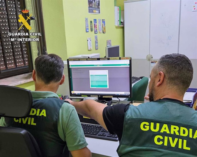 La Guardia Civil de León ha investigado a un varón como presunto autor de un delito de estafa mediante el método del 'falso revisor eléctrico' tras sustraer 4.300 euros a una mujer de avanzada edad en La Bañeza.