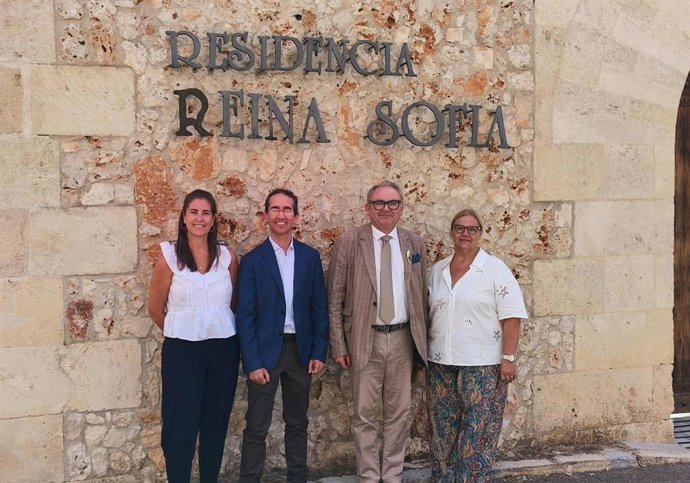 El presidente del IMAS y conseller de Bienestar Social, Guillermo Sánchez, junto a representantes del IMAS y del Ayuntamiento de Muro.