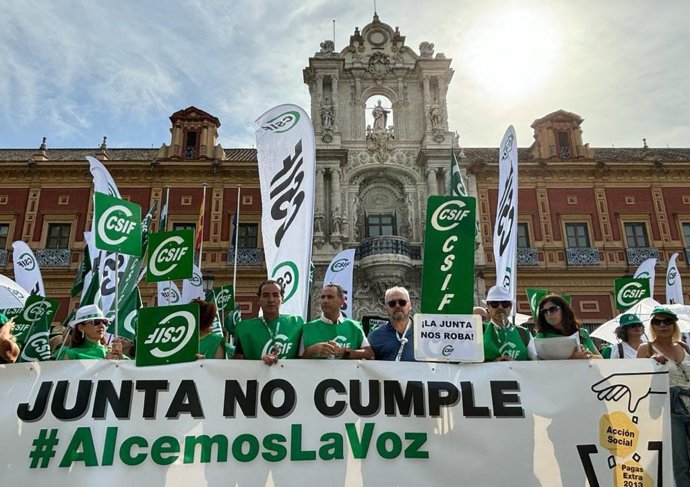 Archivo - CSIF se concentra ante el Palacio de San Telmo para la recuperación de las ayudas de Acción Social y de las pagas extra. Imagen de archivo.