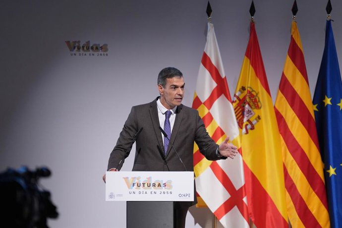 El president del Govern, Pedro Sánchez, durant la presentació de l'informe 'Vides Futures', en el Disseny Hub Barcelona, aquest dilluns.