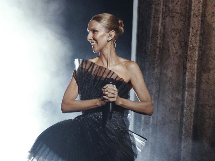 Céline Dion lleva en París el vestido escultural definitivo: cristales, perlas y una silueta de impacto