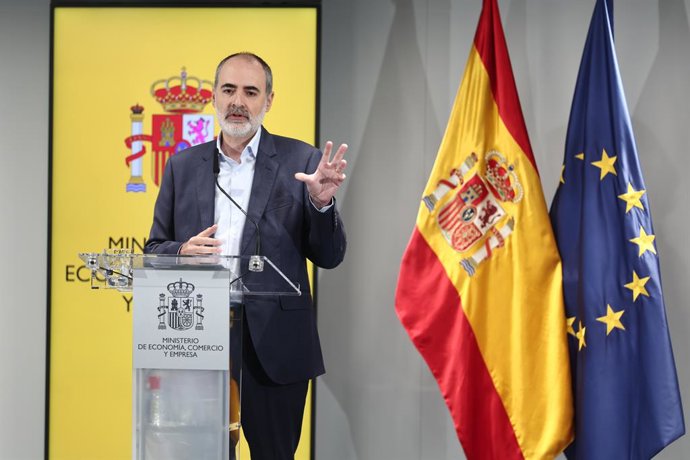 Archivo - El director general de CECA, Antonio Romero, ofrece declaraciones a los medios después de una reunión con representantes del sector financiero, en el Ministerio de Economía, Comercio y Empresa, a 24 de julio de 2026, en Madrid (España). 
