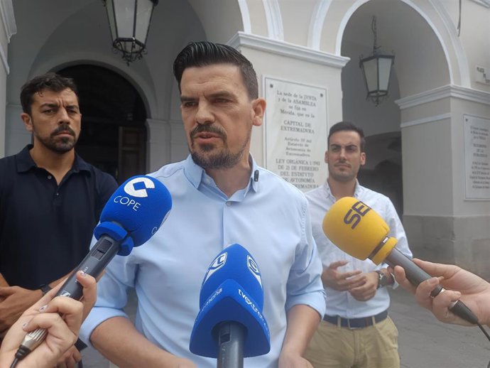 El portavoz del Grupo Municipal del PP de Mérida, Santiago Amaro, en declaraciones a los medios