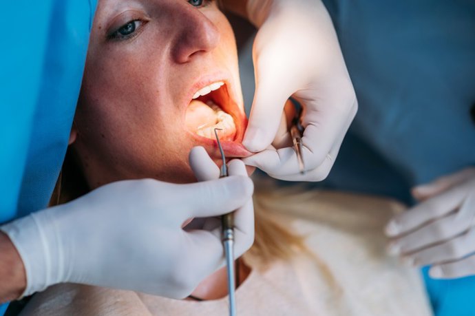 Archivo - Imagen de recurso de una mujer en una clínica de un dentista.