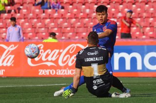 Futbol, Universidad de Chile vs Everton. Octavos de Final, Copa Chile 2026. El jugador de Everton Ignacio Gonzalez,  centro, disputa el balón contra Ignacio Vasquez de Universidad de Chile durante el partido de vuelta de la Copa Chile disputado en el
