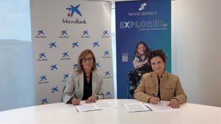 La directora general de MicroBank, Cristina González, y la ceo de Marsi Bionics, Elena García