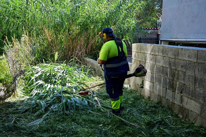 Una persona trabajadora municipal durante las actuaciones de desbroce, conservación y mantenimiento.